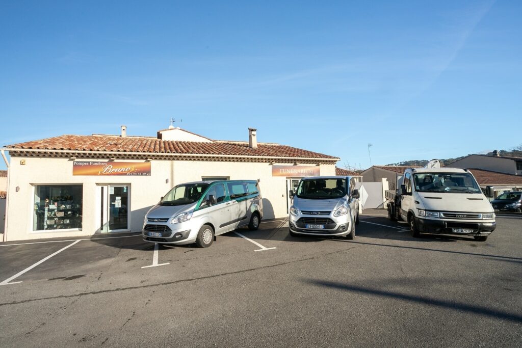 trois corbillard au parking